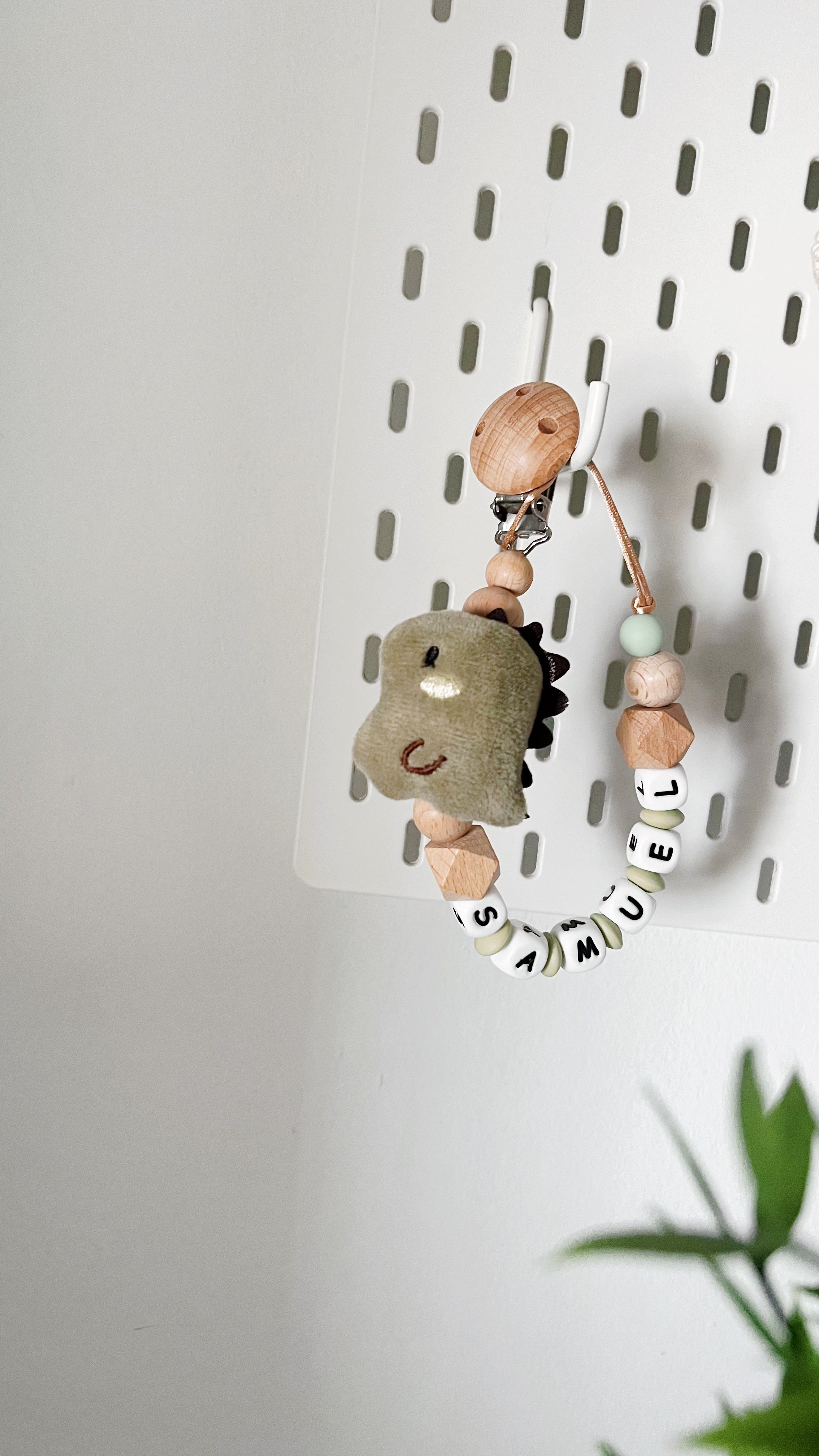 Cucadas del Baby - ☆ Chupetero combinado de madera natural de haya con  silicona para la pequeña EMMA😍(nombre del año)🤍 . . ☆ Chupeteros  personalizados☆ El sujeta chupetes es muy práctico para