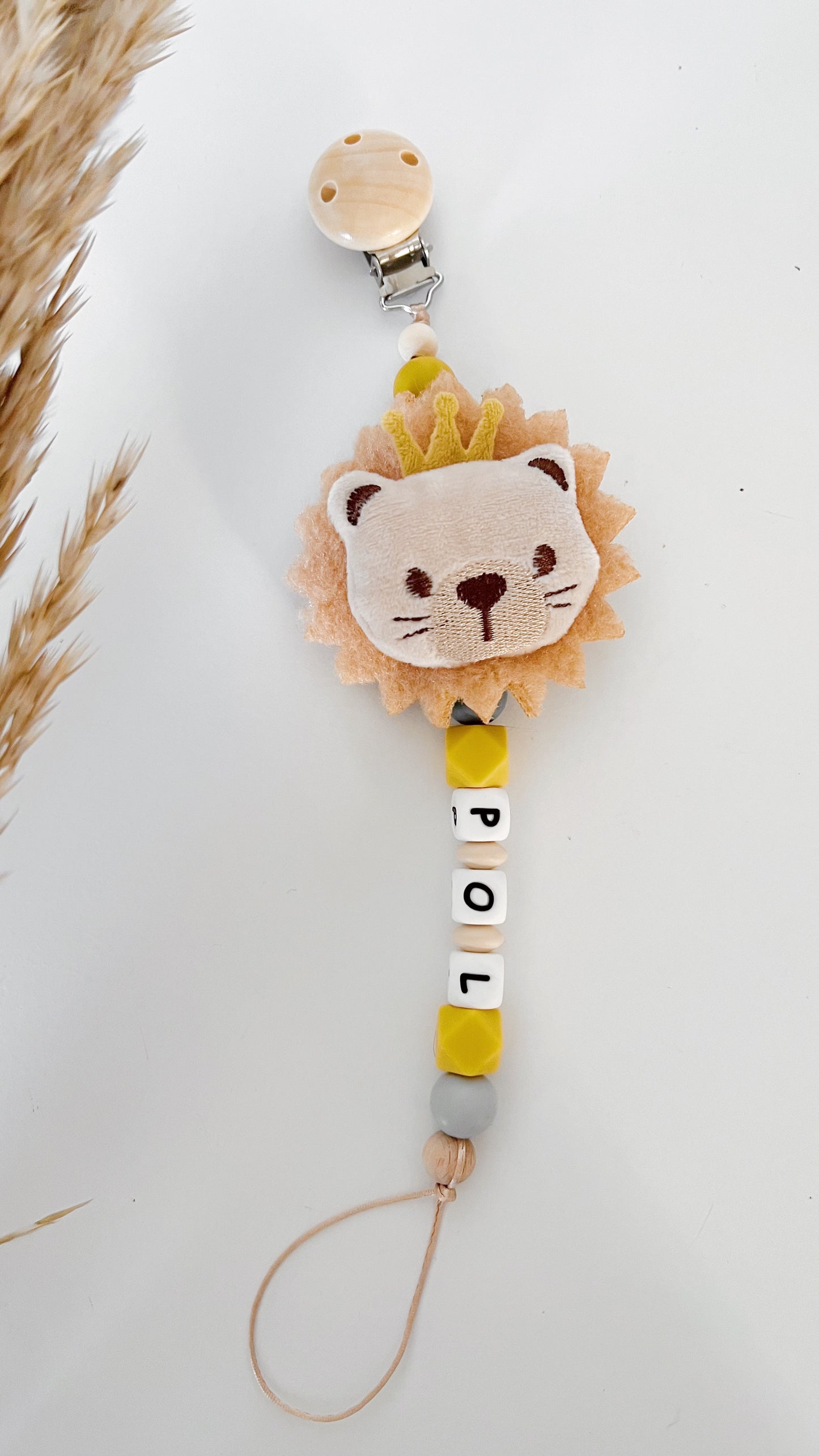 Chupetero Personalizado Leo (tonos grises y mostaza)