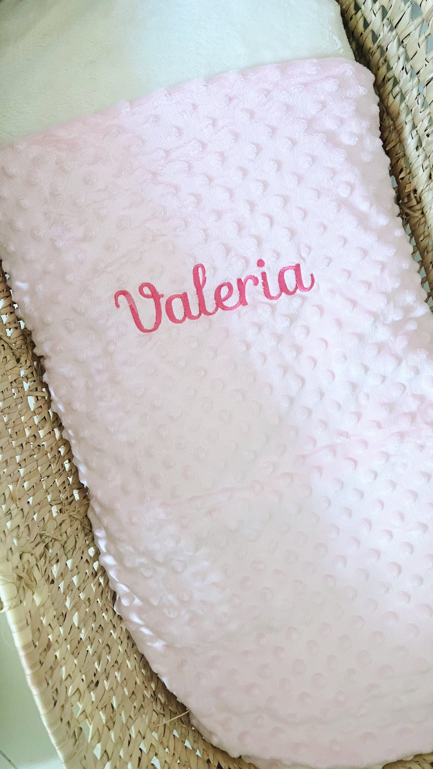 Manta Rosa Personalizada con nombre bordado