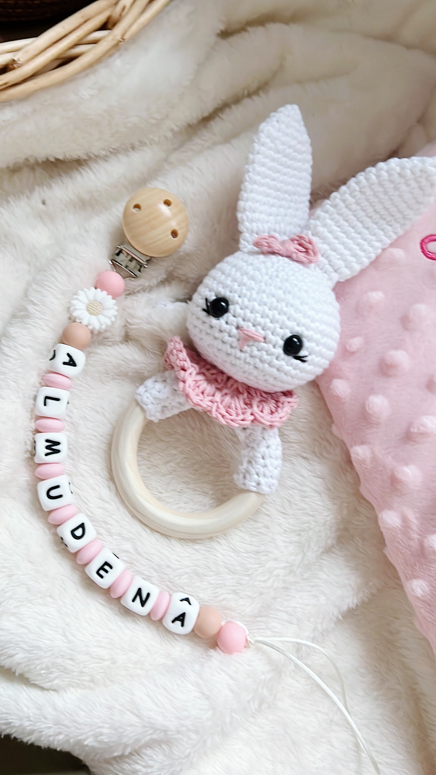 Pack Manta Personalizada con Chupetero y Sonajero Conejita (Tono rosa)
