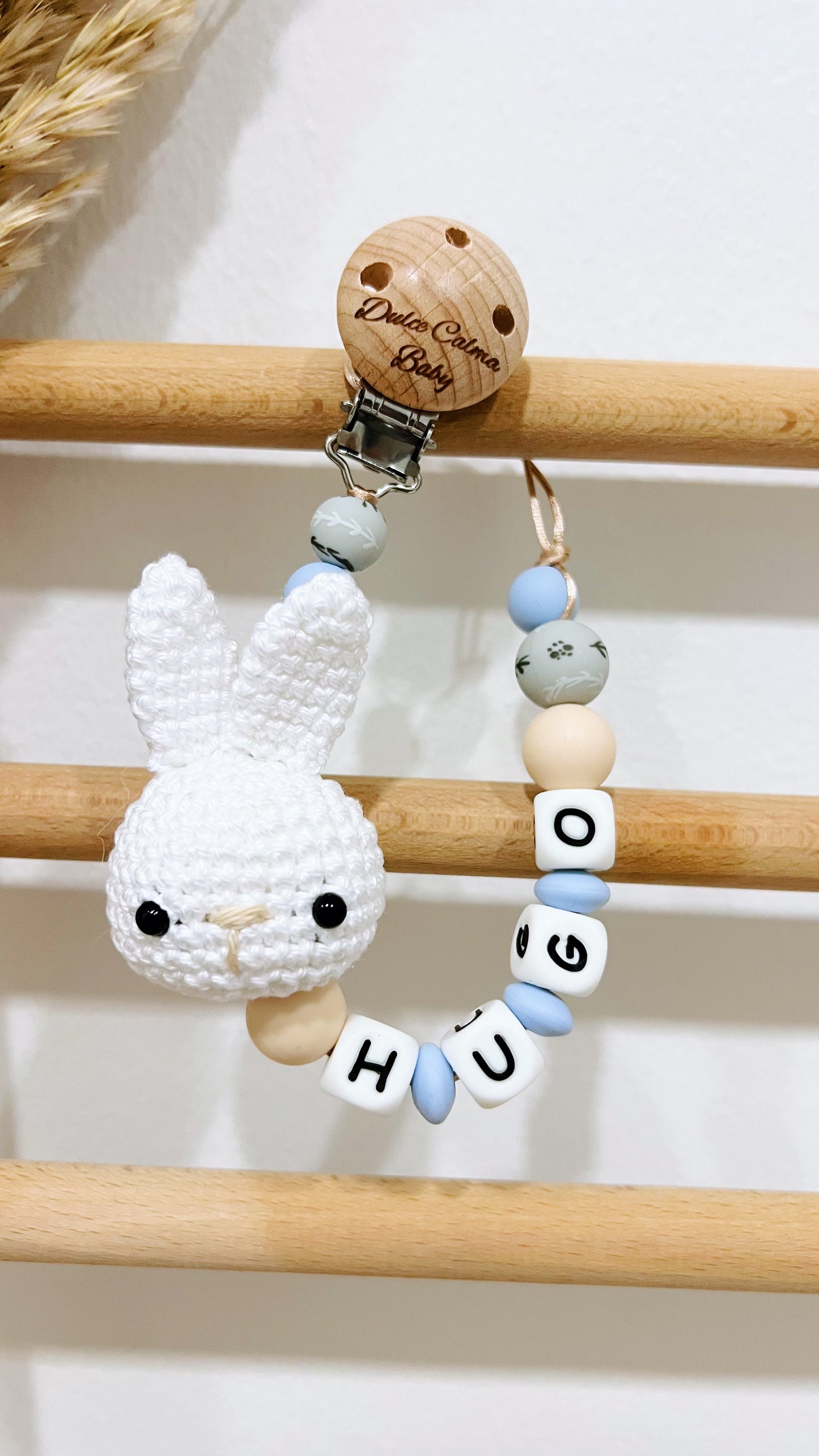 Chupetero Personalizado Conejo Crochet (tonos grises y azul)