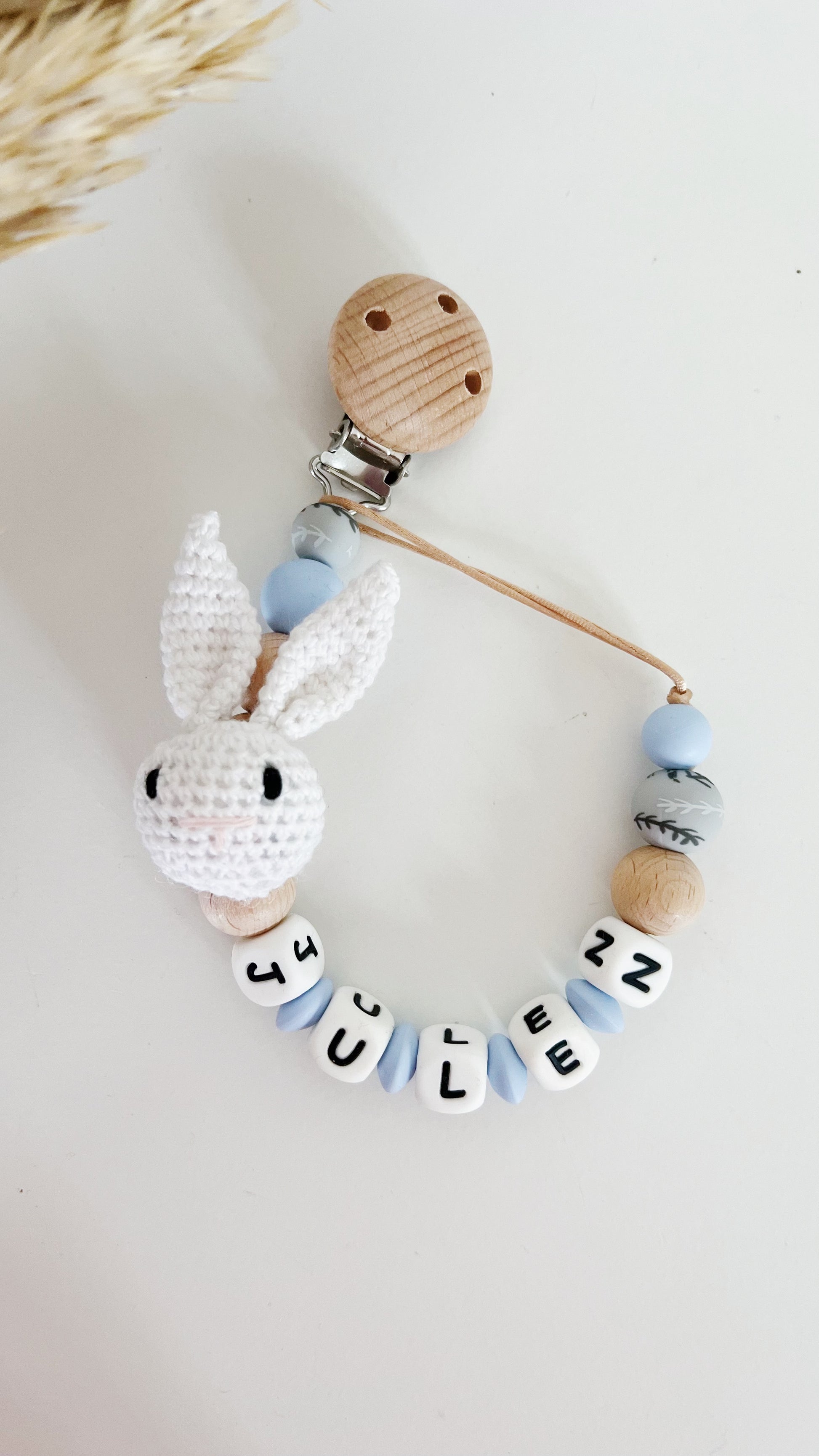 Chupetero Personalizado Conejito Crochet (tonos grises y azul) – Dulce  Calma Baby