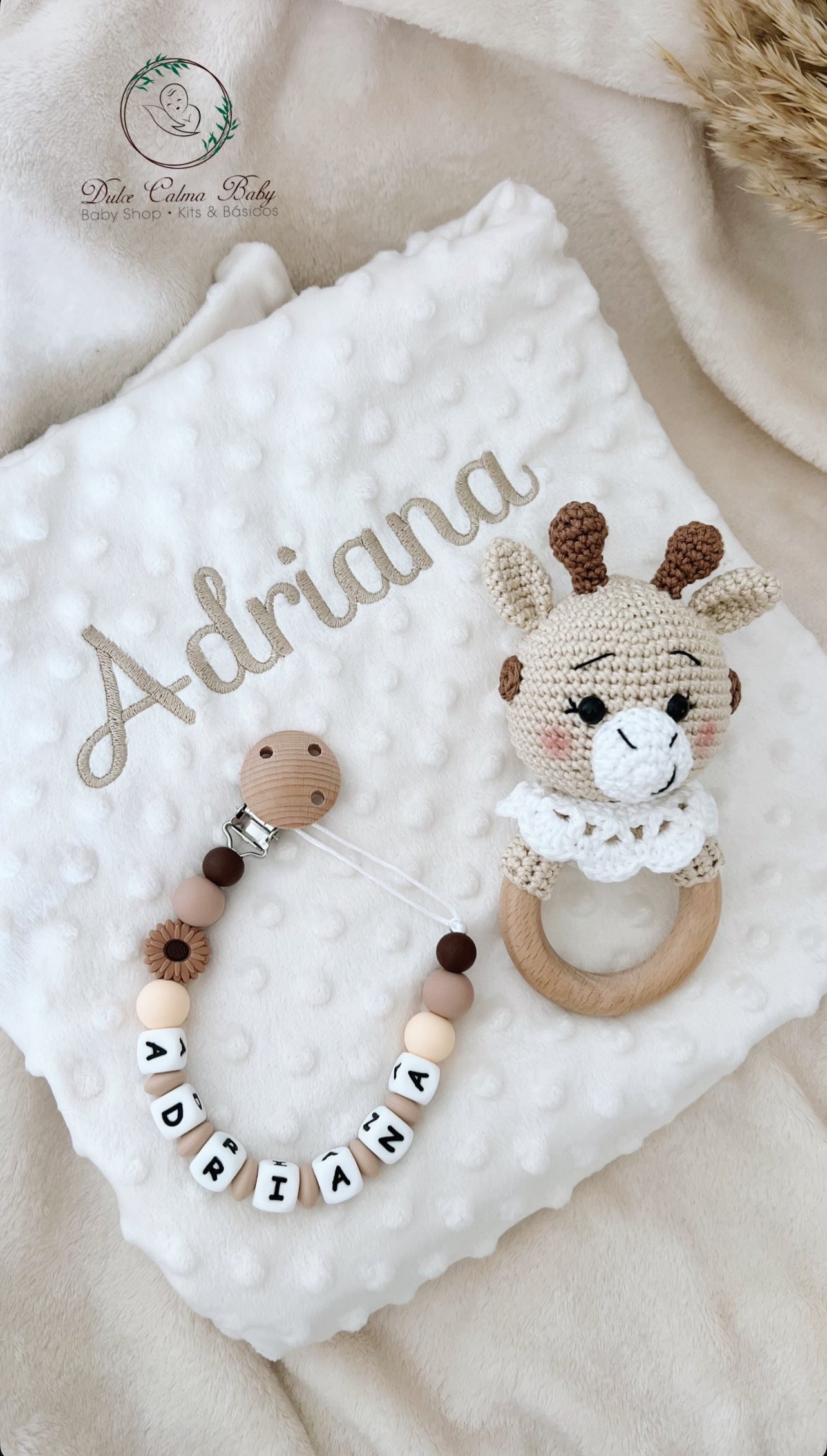 Pack Manta Personalizada con Chupetero y Sonajero Jirafa (Tono Beige Melocotón)